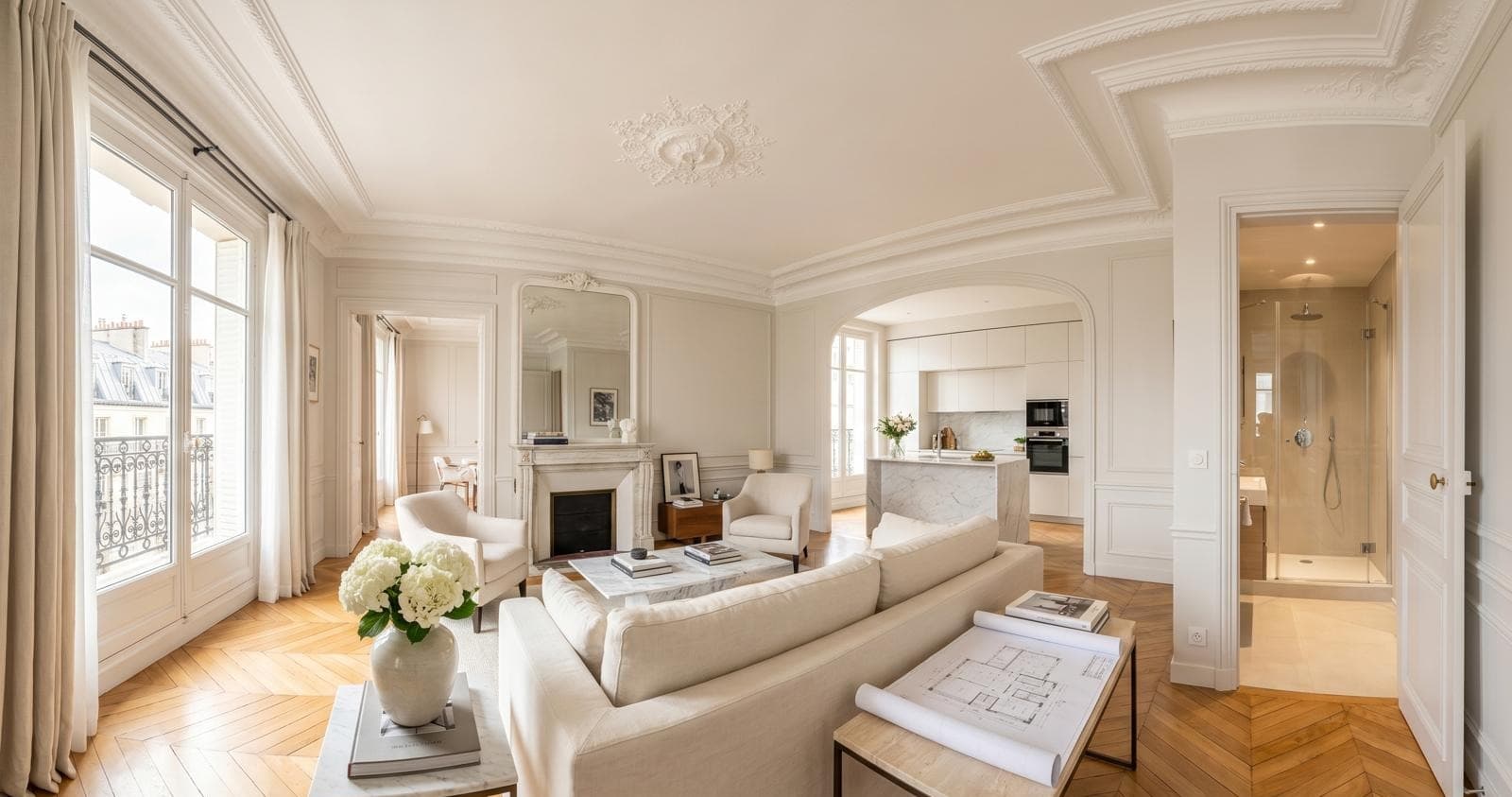 Séjour haussmannien rénové, moulures et parquet clair
