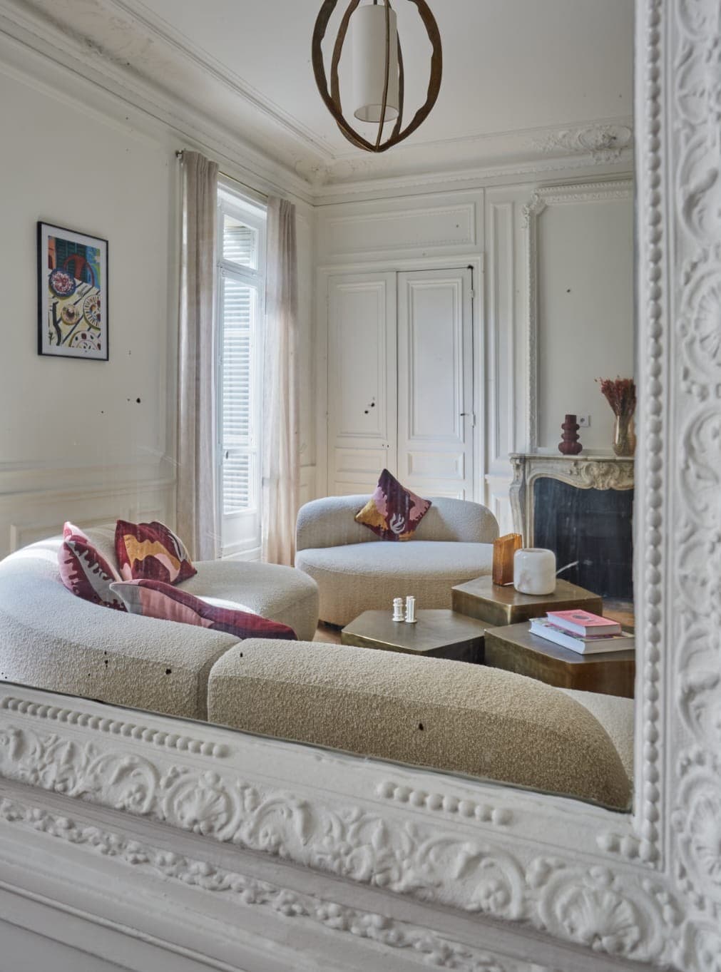 Salon haussmannien restauré : moulures, cheminée et parquet chevron