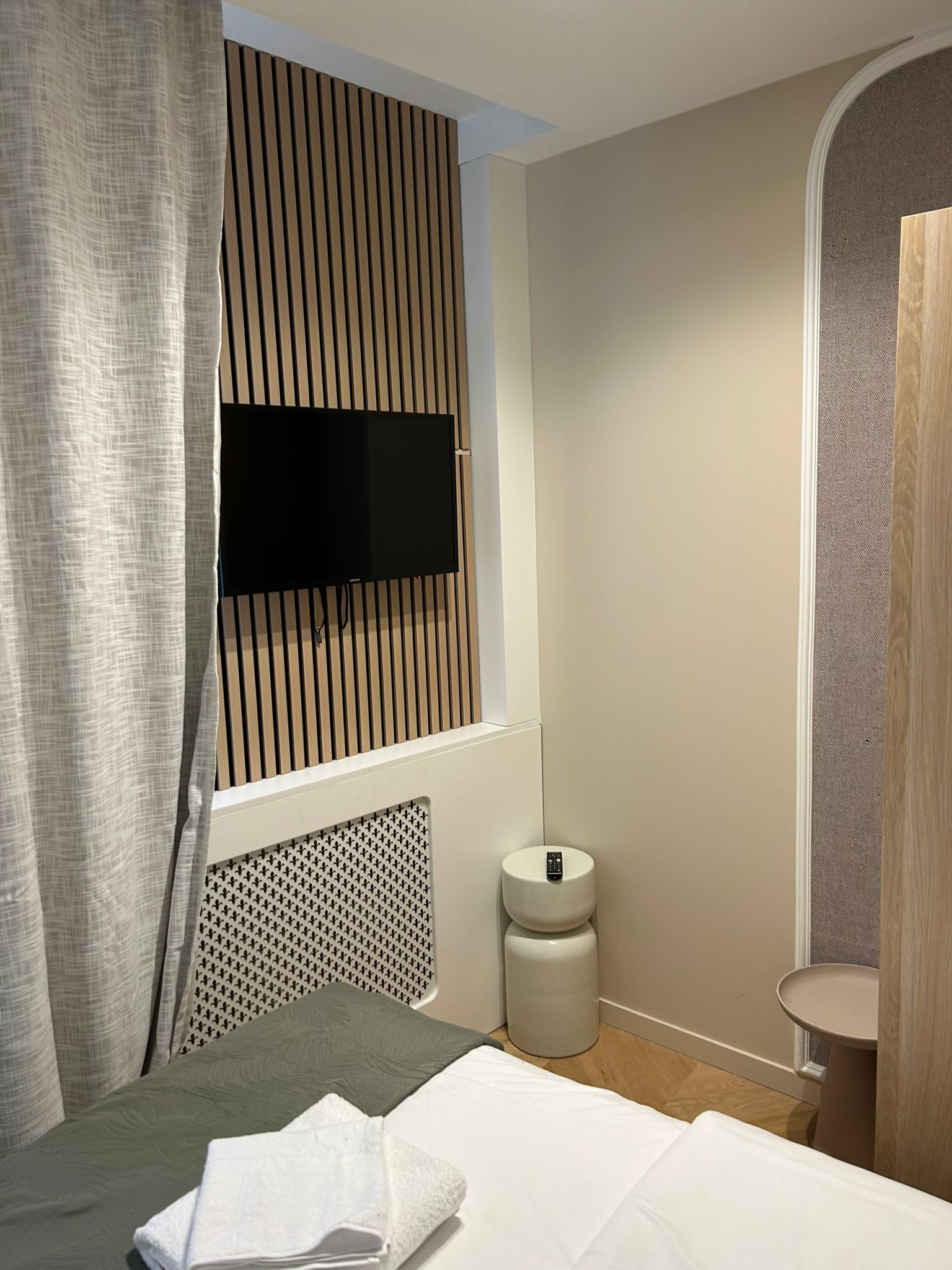 Chambre rénovée avec finitions soignées
